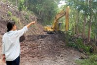 Anggota DPD RI, dr. Stevie Harman memantau evakuasi material tanah longsor
