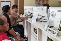 Foto : Debitur menyerahkan surat keberatan kepada pihak pengadilan negeri  flores timur