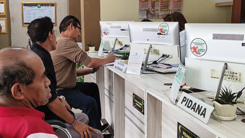 Foto : Debitur menyerahkan surat keberatan kepada pihak pengadilan negeri  flores timur