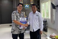 Ketua KSP Kopdit Pintu Air, Yakobus Jano bersama Direktur Pemasaran Kocek, Wily Sanjaya usai penandatanganan MoU Aktivasi Aplikasi Kocek di Kantor Pusat Kopdit Pintu Air beberapa waktu lalu