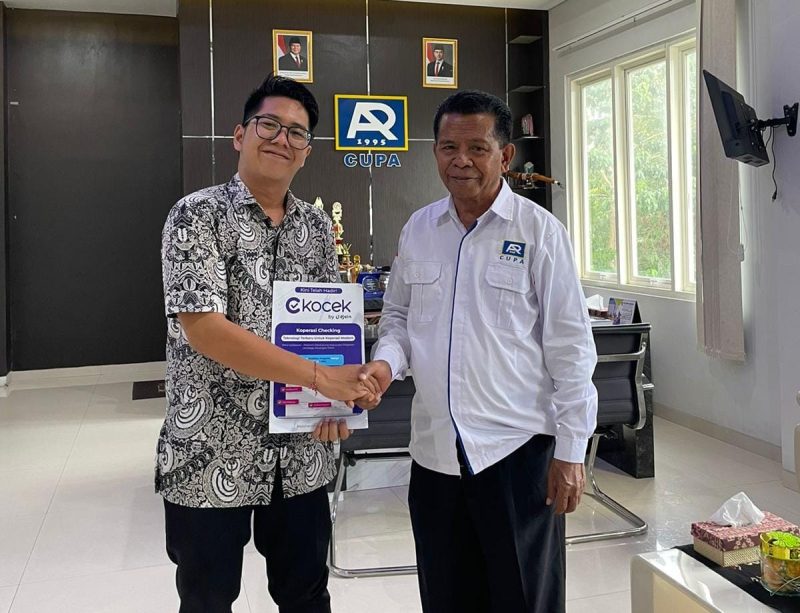 Ketua KSP Kopdit Pintu Air, Yakobus Jano bersama Direktur Pemasaran Kocek, Wily Sanjaya usai penandatanganan MoU Aktivasi Aplikasi Kocek di Kantor Pusat Kopdit Pintu Air beberapa waktu lalu